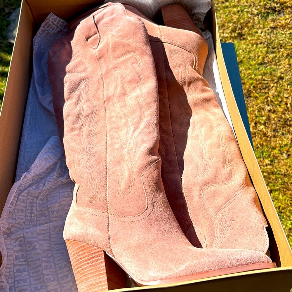 New In box Tessie pink suede Steve Madden heeled boots in a 9 1/2